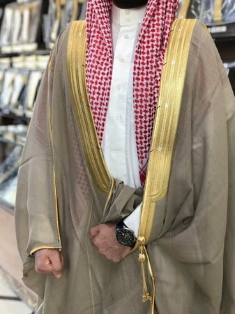 بشت رجالي ملكي رسمي لون زيتي فاتح دقة ملكيه قماش صوف 80٪ قصب حر صناعة سعودية