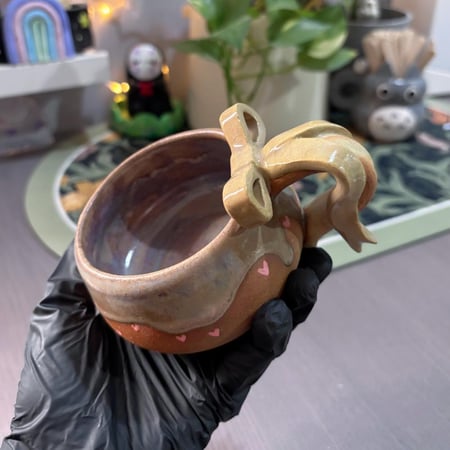 كوب الفيونكة بلون القهوه