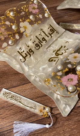 حامل كتاب او مصحف ، 30 *20سم+ فاصل باللون الؤلؤي والورد الأبيض والوردي
