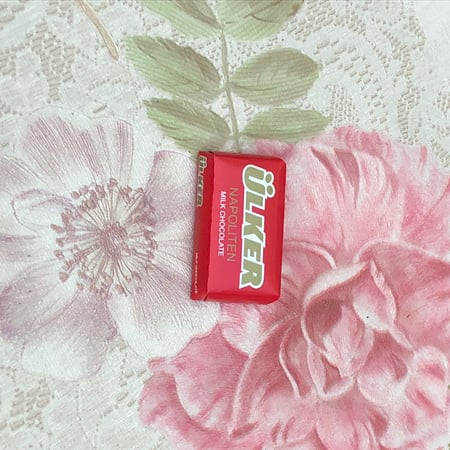 توزيعات مع ثيم ورقي عن اليوم الوطني مع تعبيه ( 12 قطعه )