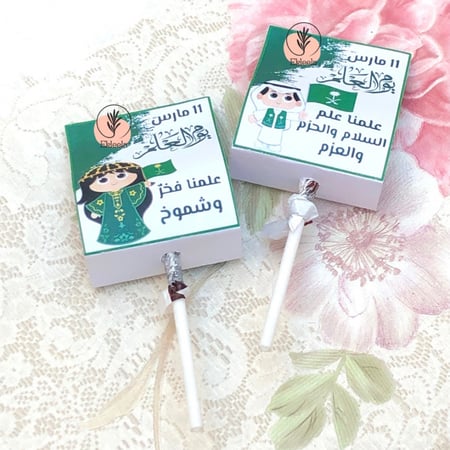 توزيعات مع ثيم ورقي عن يوم العلم  ( 12 قطعه )