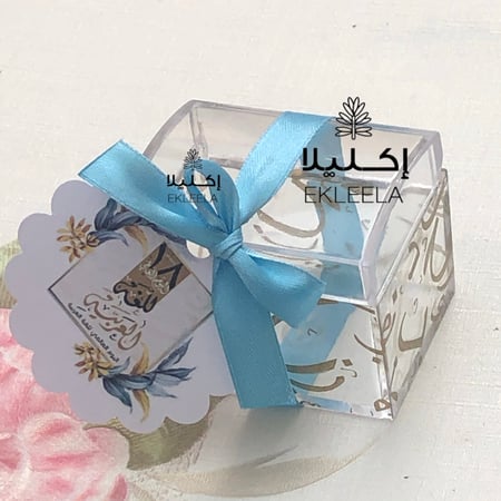 علب توزيعات اكليريك شكل صندوق بحروف عربيه حجم صغير مع ثيم اليوم العالمي للغه العربيه  ( 12 علبه )