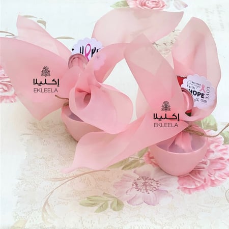 توزيعات فناجين القهوه البلاستيكيه بثيم ورقي توعيه بسرطان الثدي ( 12 قطعه )