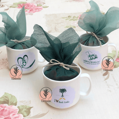 توزيعات اكواب بلاستيكيه مع تعبيه بثيم اليوم الوطني نحلم ونحقق ( 12 كوب )