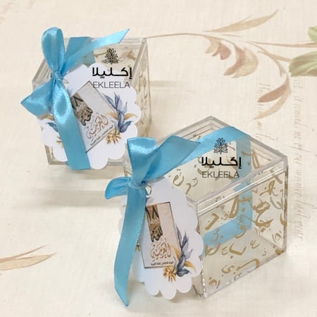 علب توزيعات اكليريك مربعه بحروف عربيه حجم صغير مع ثيم اليوم العالمي للغه العربيه  ( 12 علبه )