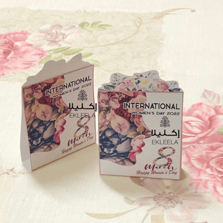 توزيعات بثيم ورقي عن اليوم العالمي للمرأه مع تعبيه ( 12 قطعه )