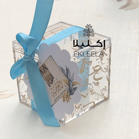علب توزيعات اكليريك مربعه بحروف عربيه حجم صغير مع ثيم اليوم العالمي للغه العربيه  ( 12 علبه )