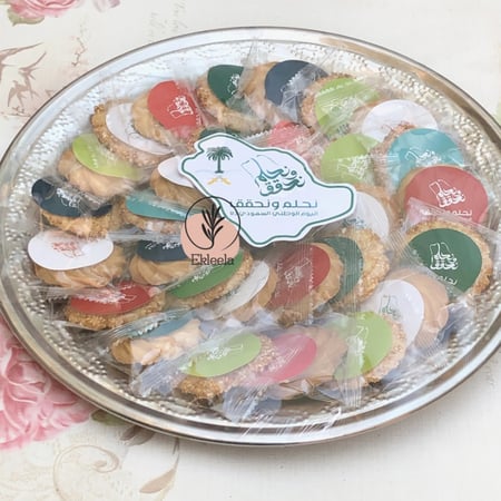 صينية تقديم مع ثيم اليوم الوطني نحلم ونحقق ( قطعه واحده )