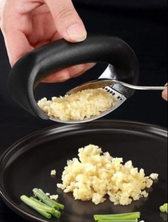 مفرمة ثوم يدويه /هراسة ثوم / فرامه / اداة هرس ثوم يدوي /فرامة خضار يدويه حجم صغير ( قطعه واحده )