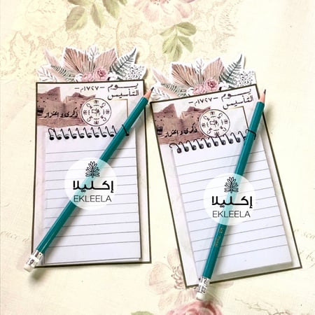 توزيعات نوت و قلم رصاص مع ثيم ورقي عن يوم التأسيس( 12 قطعه )