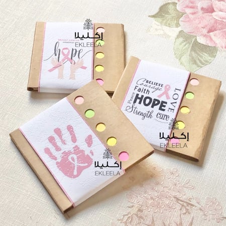 توزيعات نوت ملاحظات حجم صغير مع ثيم ورقي توعيه عن سرطان الثدي ( 12 قطعه )