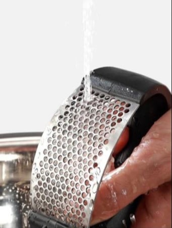 مفرمة ثوم يدويه /هراسة ثوم / فرامه / اداة هرس ثوم يدوي /فرامة خضار يدويه حجم صغير ( قطعه واحده )