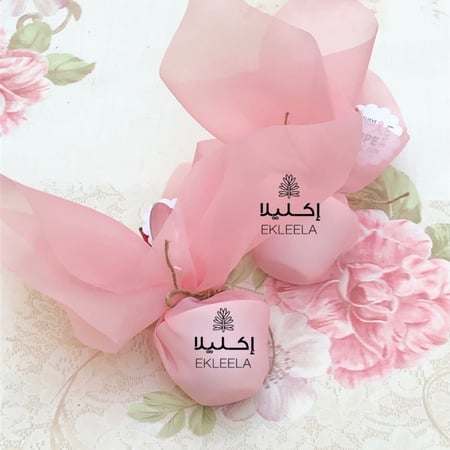 توزيعات فناجين القهوه البلاستيكيه بثيم ورقي توعيه بسرطان الثدي ( 12 قطعه )