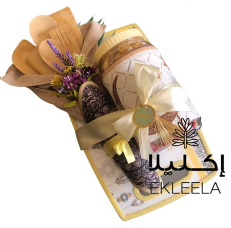 هدايا رمضانيه مجموعه مكونه من ( علبة معمول تمر ، لوح تقطيع رمضاني ، مجموعة طبخ خشب ، عازل حراره ، مفرش بلاستيك ، قطعتين مناشف )