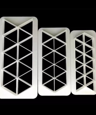 قطاعة مثلث لعجين السكر / قطاعات تزيين / قطاعه اشكال ( 3 قطع احجام مختلفه )