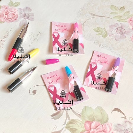 توزيعات اقلام على شكل روج مع ثيم ورقي للتوعيه بسرطان الثدي ( 12 قطعه )