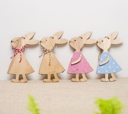 تعليقة أرنب خشبي