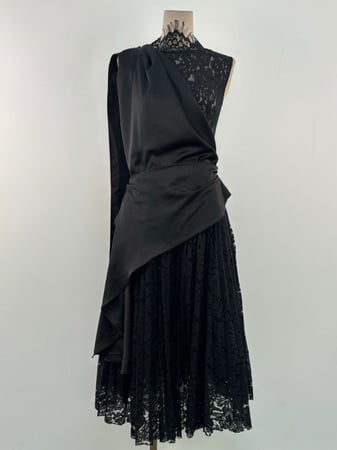 فستان اسود ميدي دانتيل