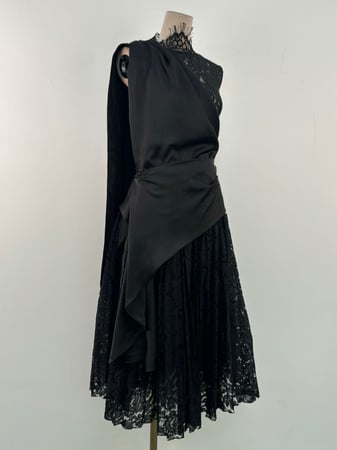 فستان اسود ميدي دانتيل