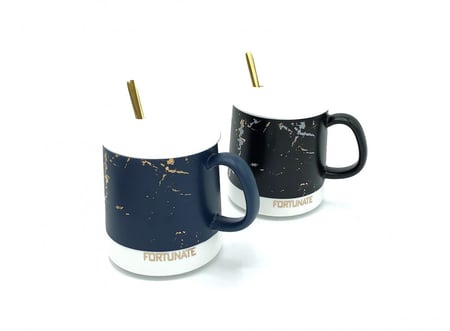 كوب سيراميكي رخامي بتصميم بسيط مع غطاء وملعقه ذهبية أنيقة