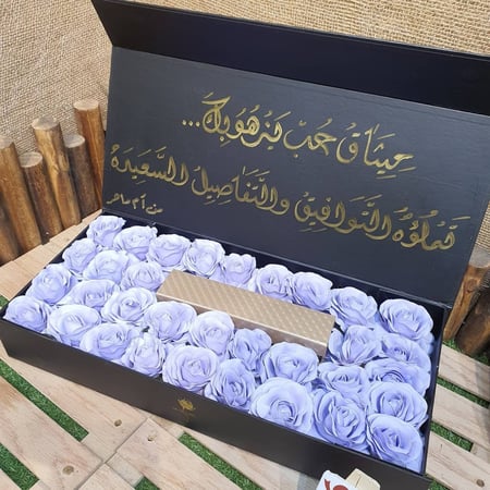 بوكس لجين بالورد الصناعي و العبارة فقط