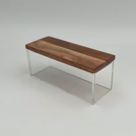 علبة أكريليك بغطاء خشبي