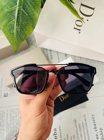 نظارة شمسية ماركة ديور مع الملحقات