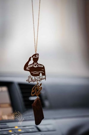 تعليقه العسكري بالاسم مع العود للسياره