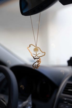 تعليقة مرايا سيارة بشعار السيفان والنخلة بخريطة المملكة