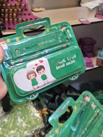 توزيعات اطفال اليوم الوطني 95 - عزنا بطبعنا