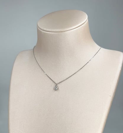 عقد ذهب ابيض تصميم سوليتير-عيار 18