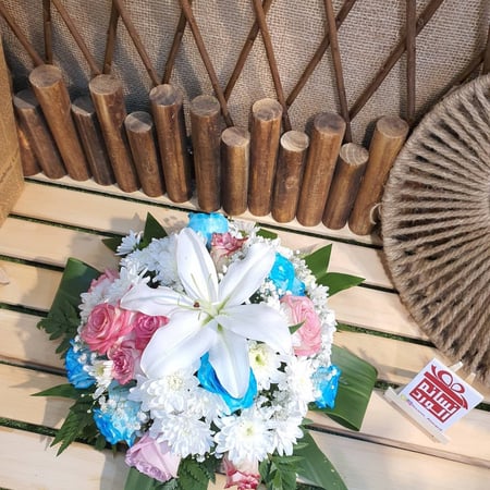 باقة ورد على قاعدة