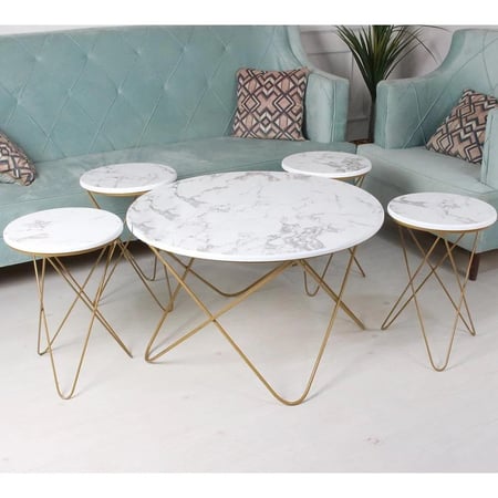 طقم طاولات + 4 طاولات خدمة بسطح خشبي أبيض بديل رخام