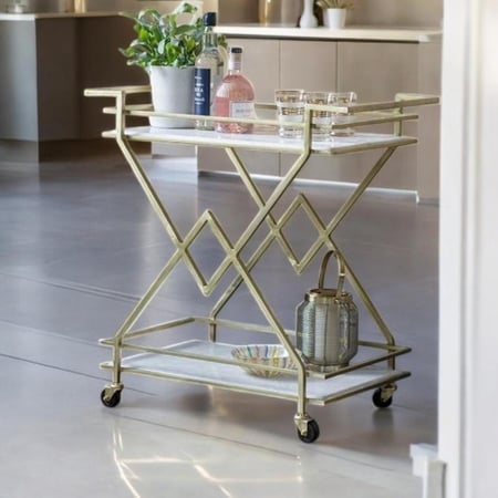 عربية تقديم ضيافة ذهبي