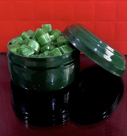 مستكة هيل  وزن صافي    180 جرام العدد 150  حبه في العلبة