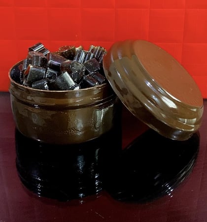 مستكة عود وزن صافي 180 جرام العدد 150 حبه في العلبة