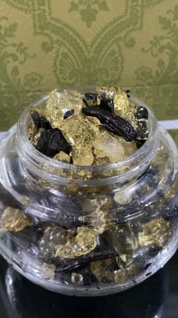 بخور مستكه مع كسر العود ودهن العود الوزن الصافي 100 جرام