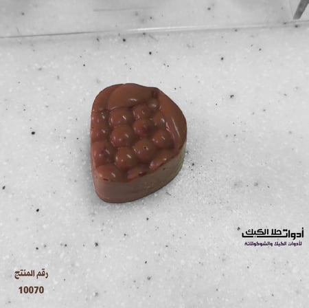 قالب شوكولاتة ايكريلك شكل فراولة ، المقاس 2.5*3سم ، ارتفاع 2سم .