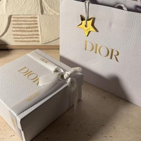 شنطة ديور Dior اصلي مع علبتها الاصلية مع امكانية اضافة روج احمر مخملي و عينة عطر مس ديور من الخيارات