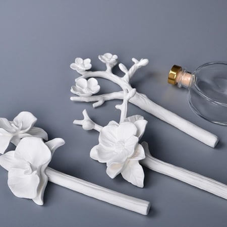 10 علب هدايا من فواحة الاغصان مع علبه زجاجية راقية.