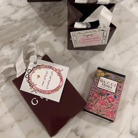 10 توزيعات قوتشي عطر امبولات مع كيس عنابي و فيونكة