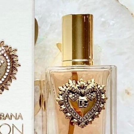 طقم قطعتين مع كيس دولتشي اند غبانا الاصلي (روج + عطر)