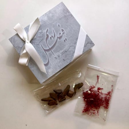 10 توزيعات الزعفران مع البخور في علب اكرليك بالثيم الخاص بك