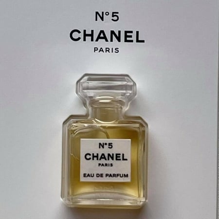 ميني عطر شانيل N.5 المركز مع قلوس ميني هدية