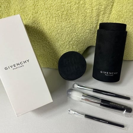 Givenchy Brush set طقم فرش جفنشي اصلي مع علبه اسطوانية
