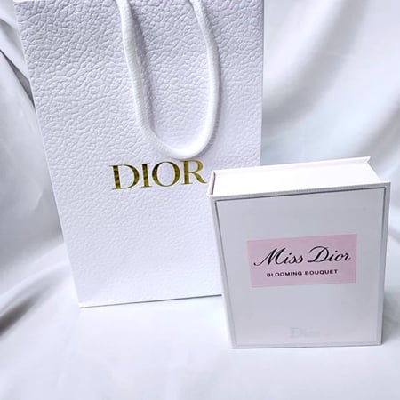 طقم مس ديور الوردي (BLOOMING BOUQUE) ميني عطر 5 مل و كريم يد 20 مل