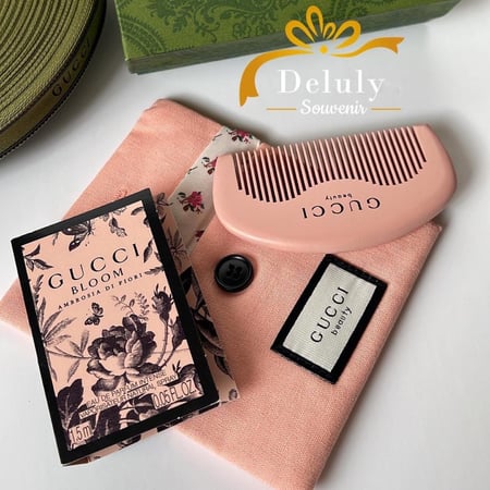 مشط قوتشي خشبي وردي خلاب في كيس قماشي (مع اضافات اختيارية)