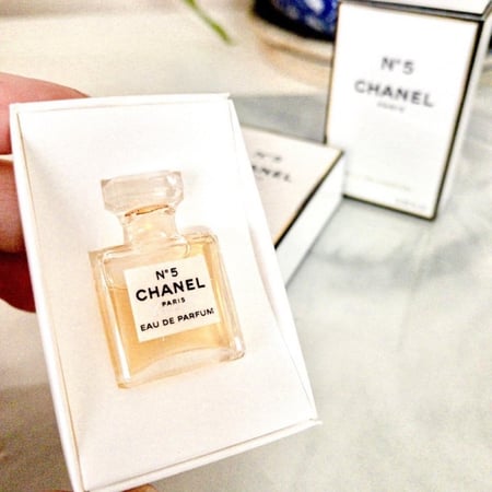 ميني عطر شانيل N.5 المركز مع قلوس ميني هدية