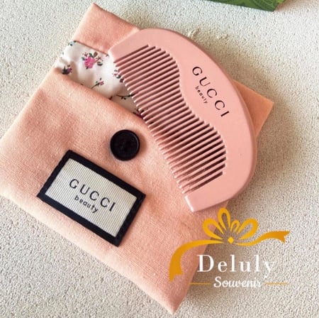 مشط قوتشي خشبي وردي خلاب في كيس قماشي (مع اضافات اختيارية)