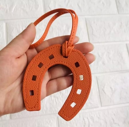 10 توزيعات من تعليقة الشنط الجلد  Paddock Horseshoe Bag Charm